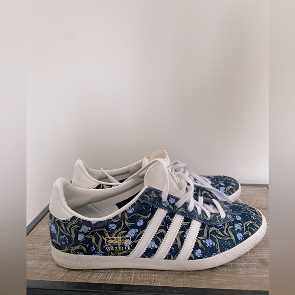 Adidas shoes - Picture 2 of 3